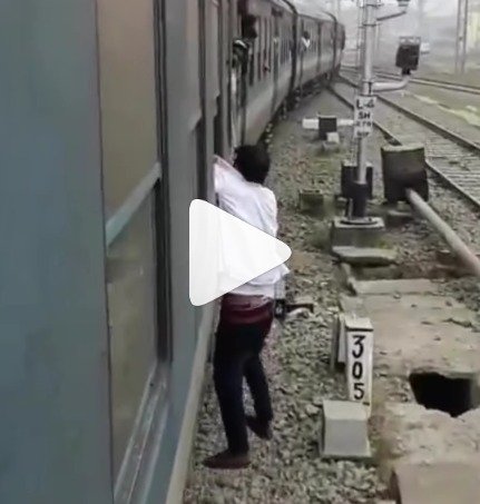 Chor Ka Video - Passenger caught thief stealing mobile from moving train
