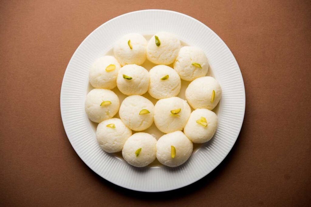 Indian sweets recipe :कुछ मीठा खाने का मन हो तो बनाये बंगाली रसगुल्ले , देखे बनाने के तरीके