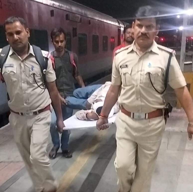 Betul News | Passenger injured after falling from Danapur Express