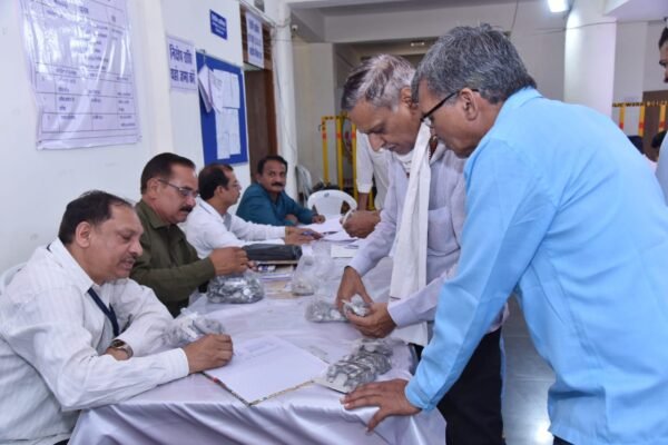 Betul News | Subhash Barskar arrived with a chiller to submit nomination.