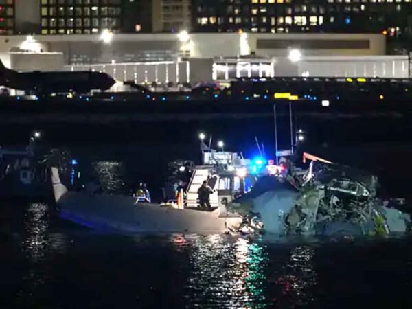 प्लेन और चॉपर नदी में गिरे, 18