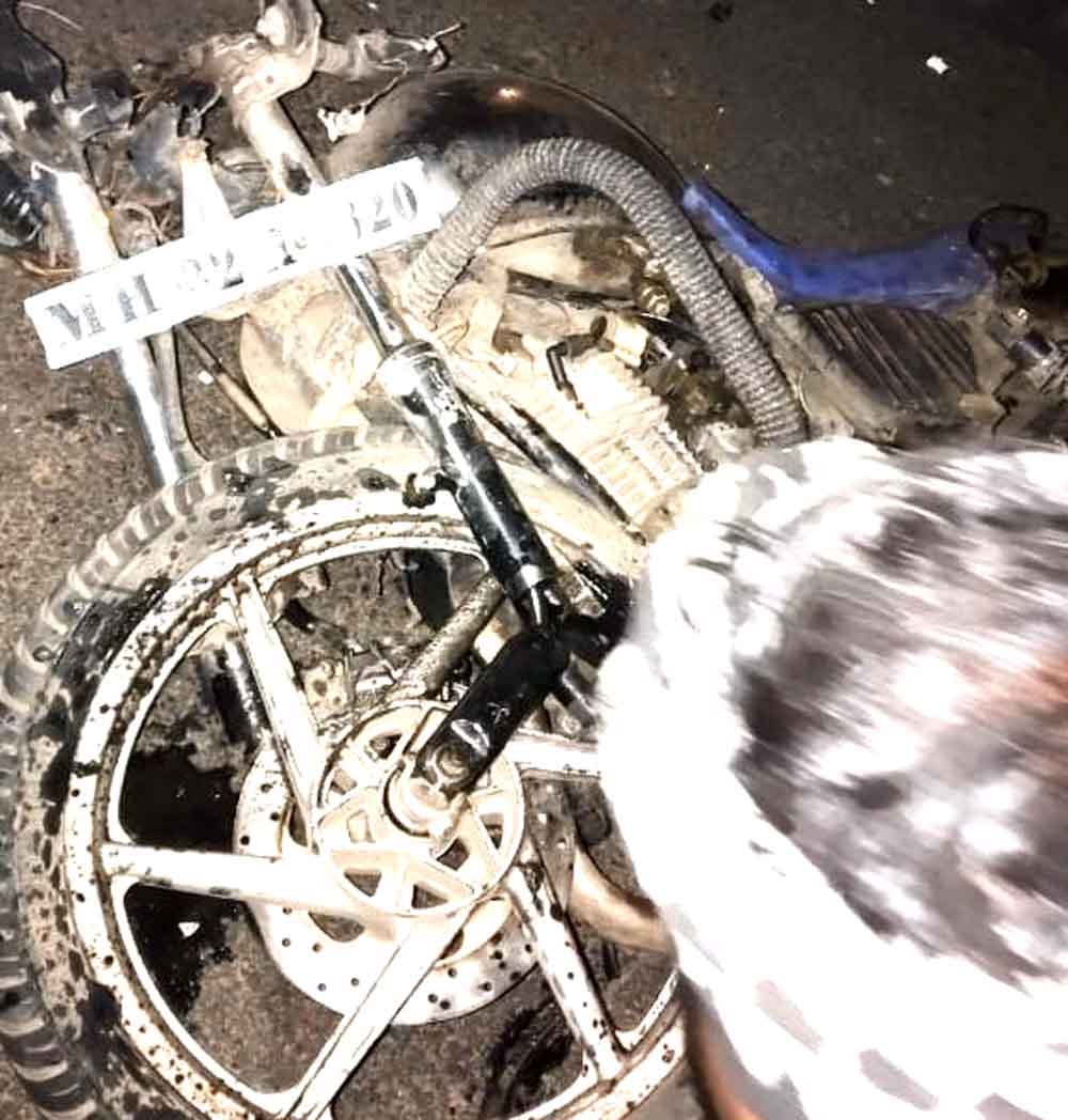 अज्ञात वाहन की टक्कर से बाइक