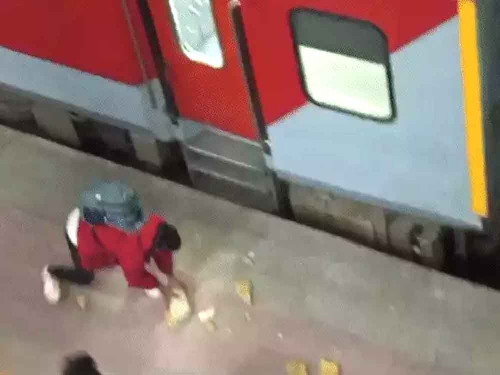 रेलवे स्टेशन पर ट्रेन पर पथराव, यात्रियों मे