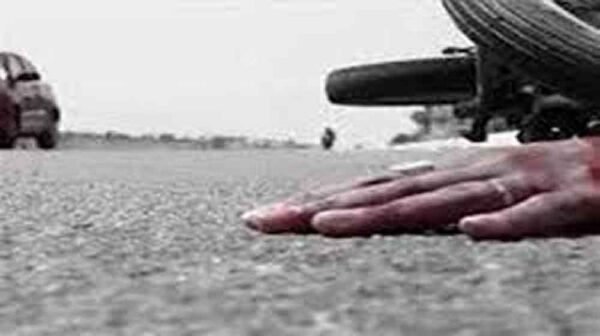 पैदल महिला को बाइक सवार