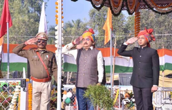 गणतंत्र दिवस पर प्रभारी मंत्री ने किया