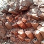 ताप्ती किनारे पहाड़ी से निकल रहे