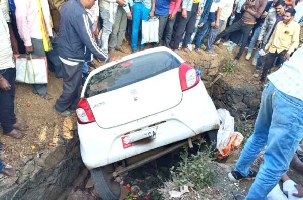 बेकाबू कार की टक्कर