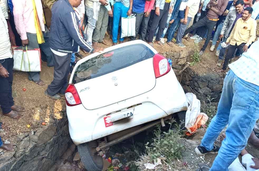 बेकाबू कार की टक्कर