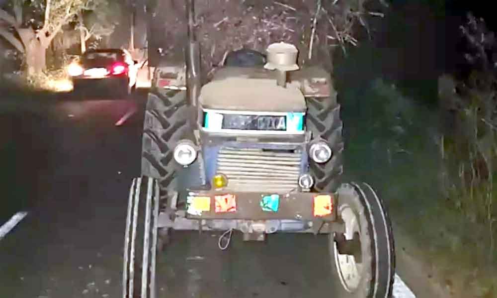 गन्ने से भरे ट्रैक्टर से टकराई बाइक