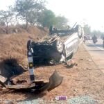 श्रद्धालुओं की कार पलटने से