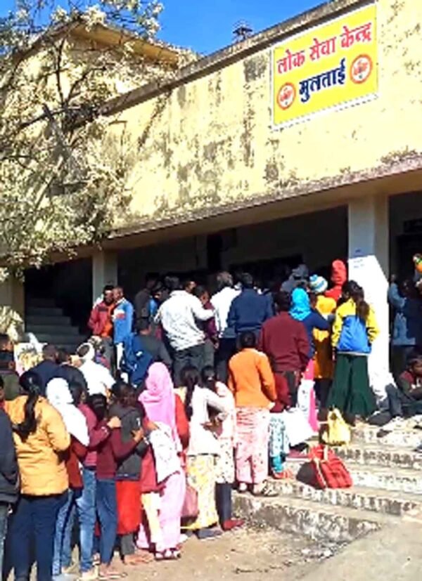 तीन आधार केंद्र बंद