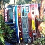 बस पलटने से 15 यात्री
