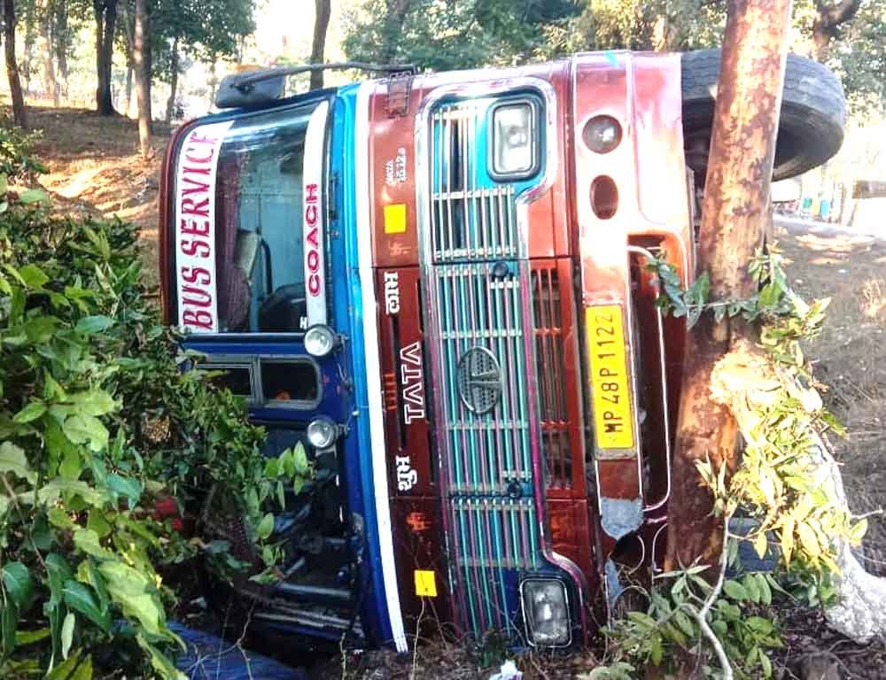 बस पलटने से 15 यात्री