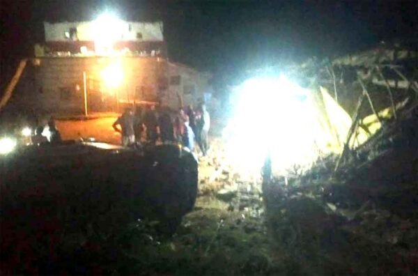 घर में घुसी टवेरा में चालक सहित