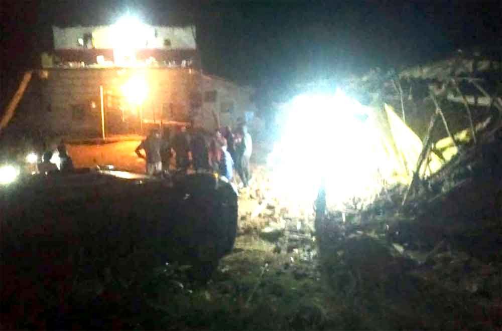 घर में घुसी टवेरा में चालक सहित