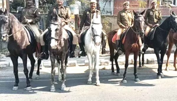 महाकुंभ 2025 में माउंटेड पुलिस और