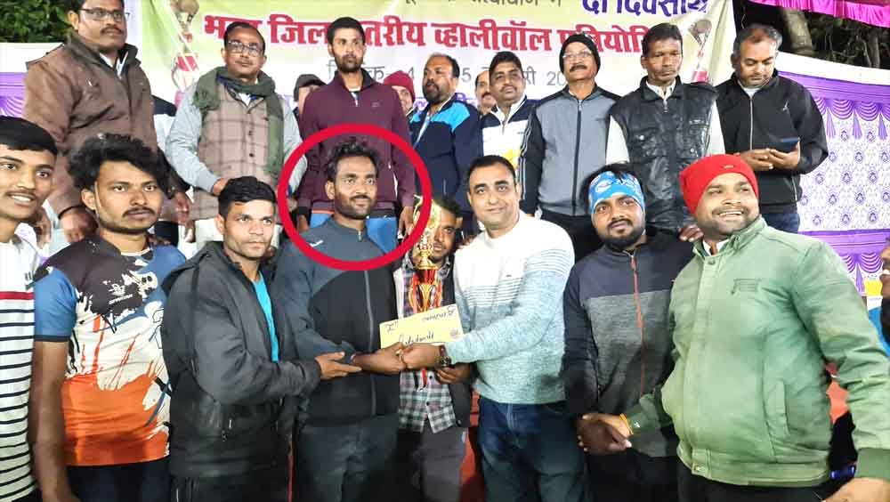 पेड़ से टकराई बाइक से खिलाड़ी