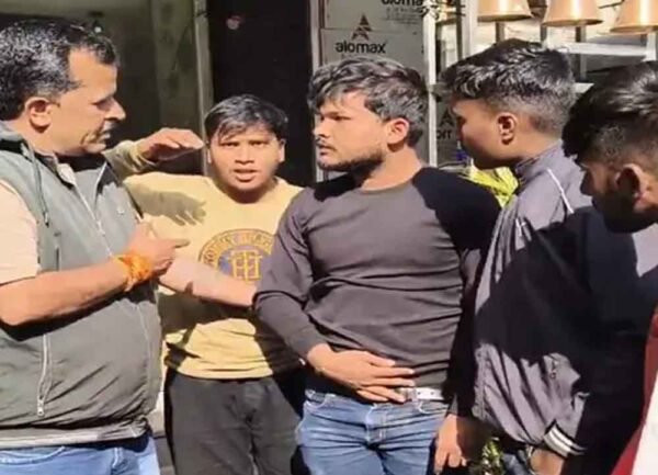 कैफे से युवती के