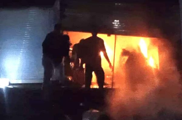 इलेक्ट्रॉनिक दुकान और गोदाम में