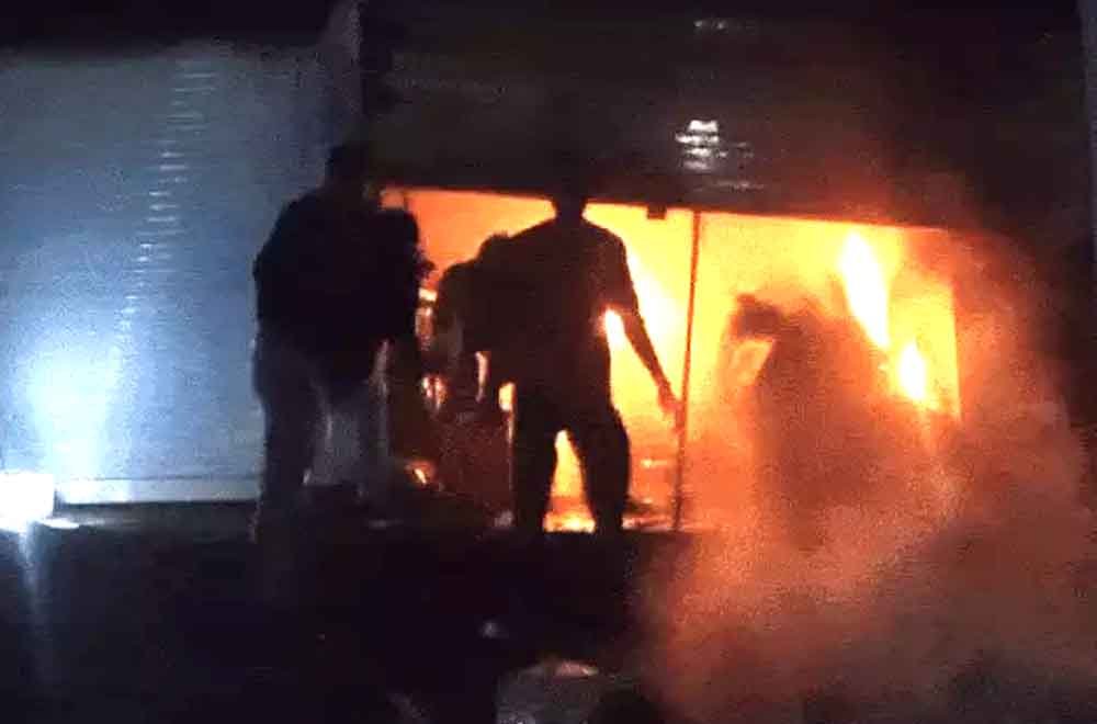 इलेक्ट्रॉनिक दुकान और गोदाम में