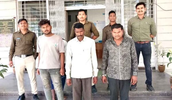 अफीम की खेती करने वाले तीन