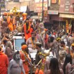 काशी में नागा गदा-तलवार लहराते