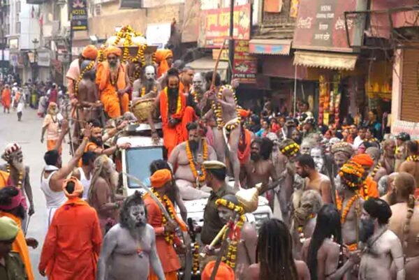 काशी में नागा गदा-तलवार लहराते