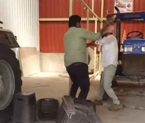 वर्कशॉप में युवक