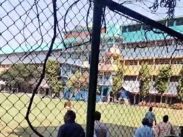 स्कूल को बम से