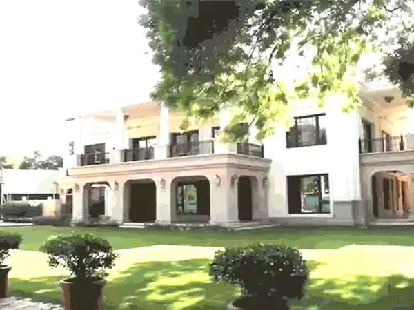 पूर्व सीएम केजरीवाल के बंगले में