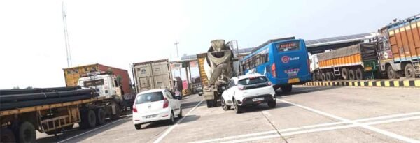 सर्वर डाऊन होने से टोल प्लाजा पर