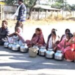 खाली बर्तन लेकर महिलाओं