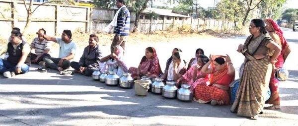 खाली बर्तन लेकर महिलाओं