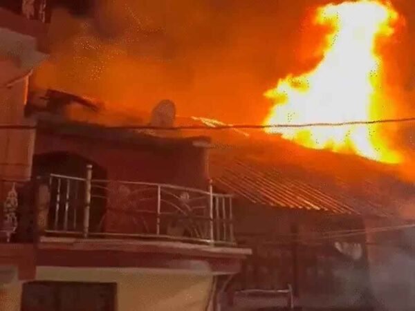 3 मकानों में आग