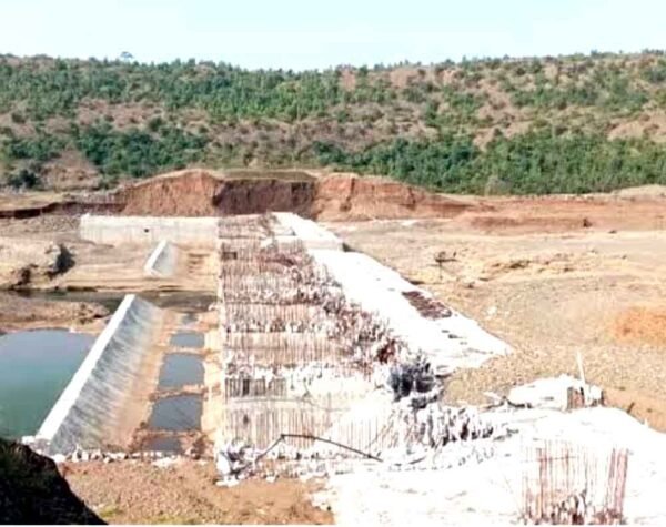 मेंढ़ा डैम की अधिग्रहित भूमि के