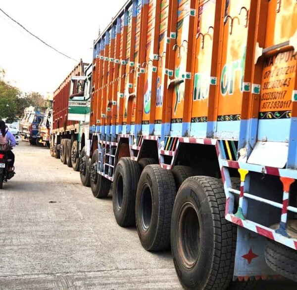 छोटे तालाब पर चौबीसों घंटे खड़े रहते