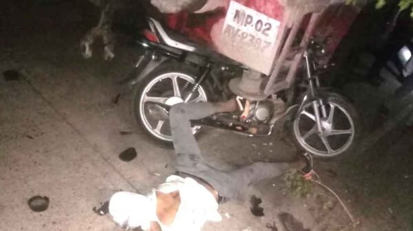 खड़ी बोरिंग मशीन से टकराई बाइक