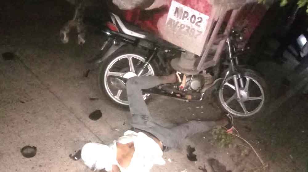 खड़ी बोरिंग मशीन से टकराई बाइक