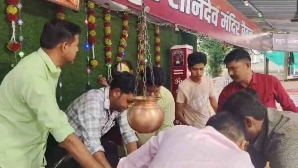 शनि अमावस्या पर शनि मंदिर में