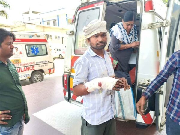 थ्रेसर मशीन में हाथ फंसने से किसान