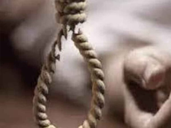 खेत में फांसी लगाकर युवक ने की