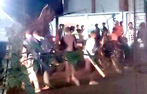 तीन युवकों को