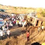 मजदूरों से भरी बस पलटी, 30 घायल, डेढ़ साल के मासूम की मौत