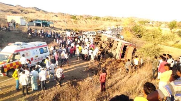 मजदूरों से भरी बस पलटी, 30 घायल, डेढ़ साल के मासूम की मौत