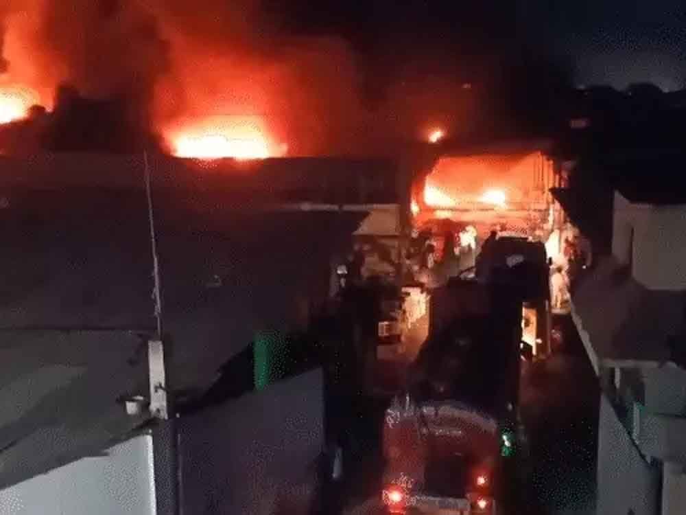 टेंट हाउस के गोदाम में भीषण