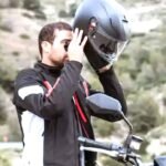 टू-व्हीलर के साथ 2 ISI हेलमेट