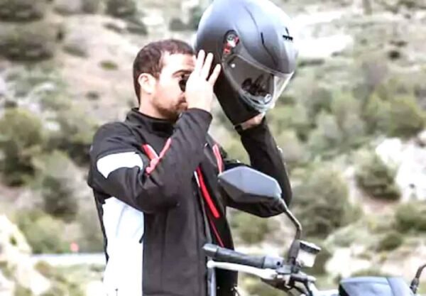 टू-व्हीलर के साथ 2 ISI हेलमेट