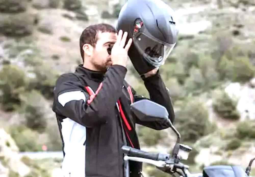 टू-व्हीलर के साथ 2 ISI हेलमेट