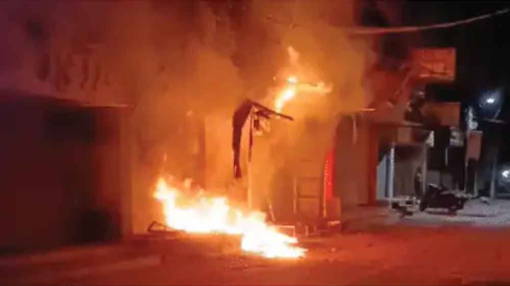 कपड़ा मार्केट में भीषण आग:करोड़ों