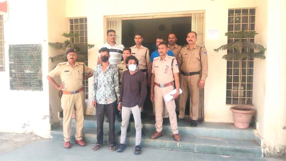 पुलिस ने 2 चोरी के 3 आरोपियों